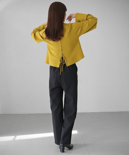 cheriella(シェリエラ)の「【cheriella】WEB限定バックレースアップショートニット(ニット/セーター・レディース・マスタード/グレイッシュベージュ/アイボリー/ブラック・M)」の15枚目の写真