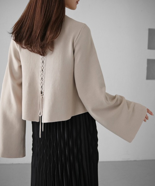 cheriella(シェリエラ)の「【cheriella】WEB限定バックレースアップショートニット(ニット/セーター・レディース・マスタード/グレイッシュベージュ/アイボリー/ブラック・M)」の5枚目の写真