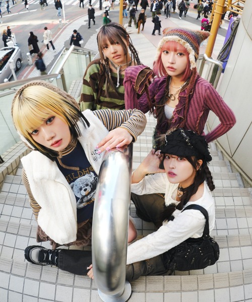 ストリートファッション XU エックスユー star damage tops ダメージトップス グランジ スターニット ダメージニット オーバーサイズ 韓国ファッション ヴィンテージ サイドギャザートップス 長袖トップス ロンT 韓国 ストリート y2k（Tシャツ/カットソー）｜XU（エックスユー）