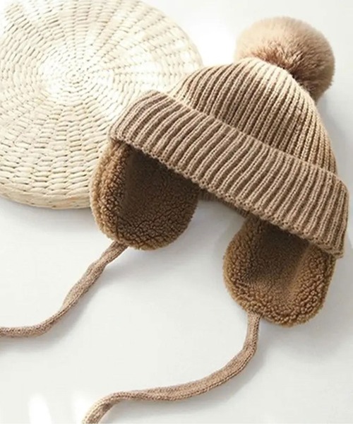 Bambin（ボンバン）の「【 Bambin / ボンバン 】 ポンポン付き フラップ ニットキャップ（ニットキャップ/ビーニー・キッズ・アイボリー/ブラック/ブラウン/イエロー/グレー/ピンク・FREE）」の4枚目の写真
