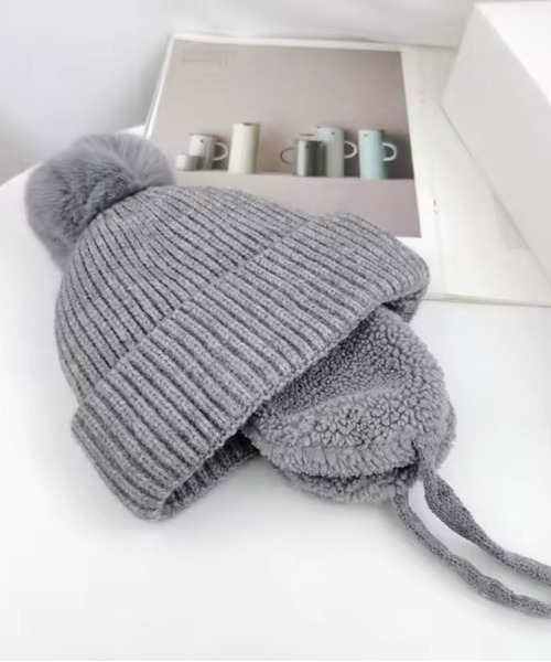 Bambin（ボンバン）の「【 Bambin / ボンバン 】 ポンポン付き フラップ ニットキャップ（ニットキャップ/ビーニー・キッズ・アイボリー/ブラック/ブラウン/イエロー/グレー/ピンク・FREE）」の3枚目の写真