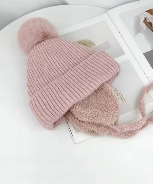 Bambin（ボンバン）の「【 Bambin / ボンバン 】 ポンポン付き フラップ ニットキャップ（ニットキャップ/ビーニー・キッズ・アイボリー/ブラック/ブラウン/イエロー/グレー/ピンク・FREE）」の6枚目の写真