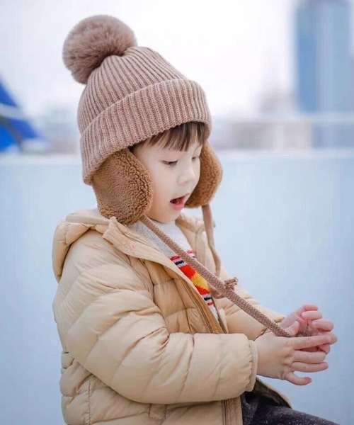 Bambin（ボンバン）の「【 Bambin / ボンバン 】 ポンポン付き フラップ ニットキャップ（ニットキャップ/ビーニー・キッズ・アイボリー/ブラック/ブラウン/イエロー/グレー/ピンク・FREE）」の10枚目の写真