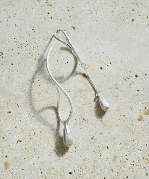 GOLDY(ゴールディ)の「【GOLDY】ツイスト ライン × ドロップ アシンメトリー ピアス / 1221205 CS-2311(ピアス(両耳用)・レディース・ゴールド系その他2/シルバー系その他・FREE)」の2枚目の写真