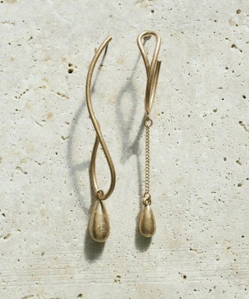 GOLDY(ゴールディ)の「【GOLDY】ツイスト ライン × ドロップ アシンメトリー ピアス / 1221205 CS-2311(ピアス(両耳用)・レディース・ゴールド系その他2/シルバー系その他・FREE)」の1枚目の写真