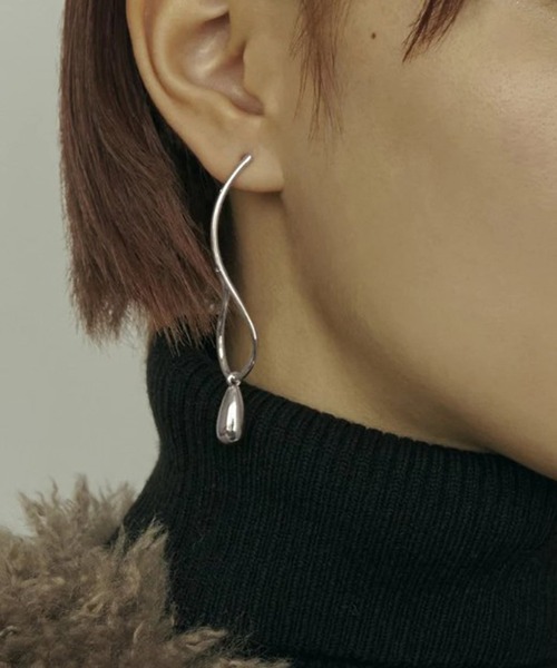 GOLDY(ゴールディ)の「【GOLDY】ツイスト ライン × ドロップ アシンメトリー ピアス / 1221205 CS-2311(ピアス(両耳用)・レディース・ゴールド系その他2/シルバー系その他・FREE)」の5枚目の写真