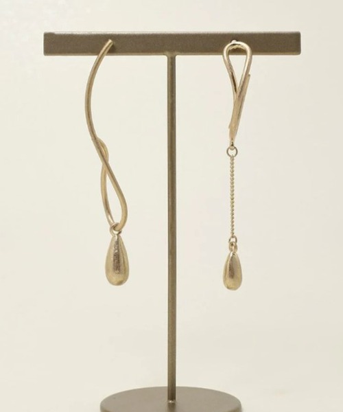 GOLDY(ゴールディ)の「【GOLDY】ツイスト ライン × ドロップ アシンメトリー ピアス / 1221205 CS-2311(ピアス(両耳用)・レディース・ゴールド系その他2/シルバー系その他・FREE)」の4枚目の写真