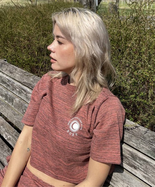 ROXY(ロキシー)の「SOL DE VERANO/ロキシークロップド丈Tシャツ(Tシャツ/カットソー・レディース・パープル/ブラウン/グレー・MEDIUM/LARGE/SMALL)」の3枚目の写真