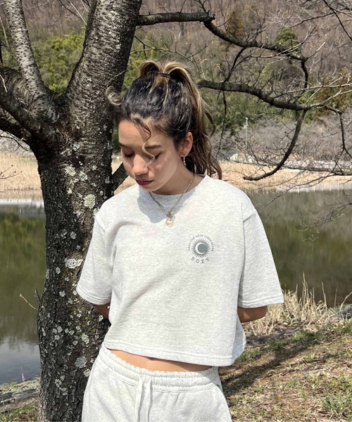 ROXY(ロキシー)の「SOL DE VERANO/ロキシークロップド丈Tシャツ(Tシャツ/カットソー・レディース・パープル/ブラウン/グレー・MEDIUM/LARGE/SMALL)」の2枚目の写真
