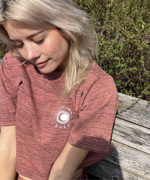 ROXY(ロキシー)の「SOL DE VERANO/ロキシークロップド丈Tシャツ(Tシャツ/カットソー・レディース・パープル/ブラウン/グレー・MEDIUM/LARGE/SMALL)」の4枚目の写真