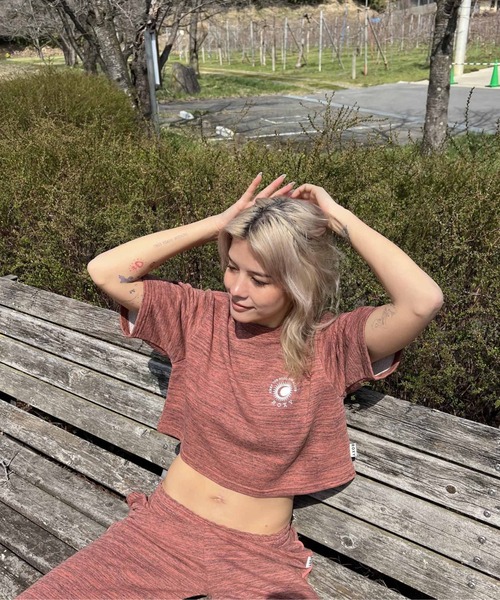 ROXY(ロキシー)の「SOL DE VERANO/ロキシークロップド丈Tシャツ(Tシャツ/カットソー・レディース・パープル/ブラウン/グレー・MEDIUM/LARGE/SMALL)」の5枚目の写真