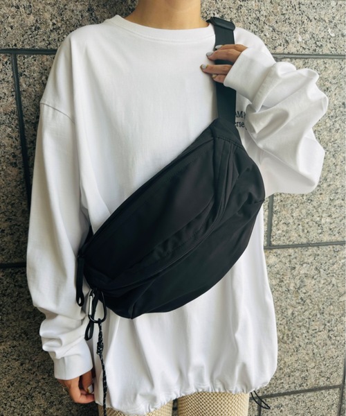 ALTROSE(アルトローズ)の「ALTROSE / ティムボディBAG / #250090(ボディバッグ/ウエストポーチ・レディース・ブラック/アイボリー/シルバー/カーキ/グレー/ベージュ・ONESIZE)」の3枚目の写真