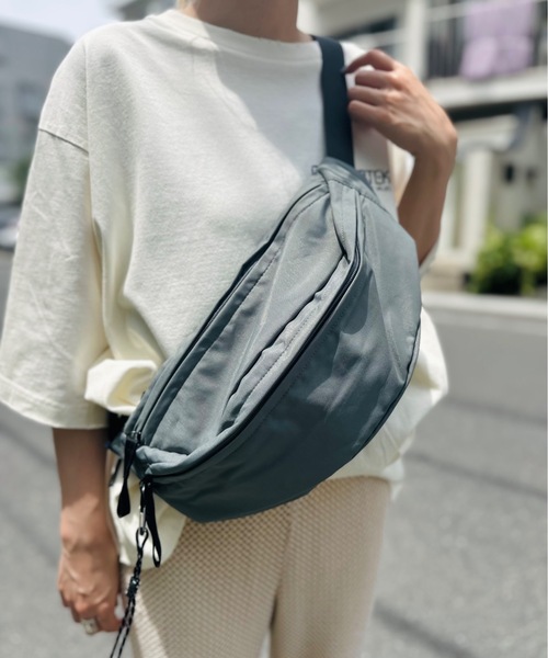 ALTROSE(アルトローズ)の「ALTROSE / ティムボディBAG / #250090(ボディバッグ/ウエストポーチ・レディース・ブラック/アイボリー/シルバー/カーキ/グレー/ベージュ・ONESIZE)」の12枚目の写真