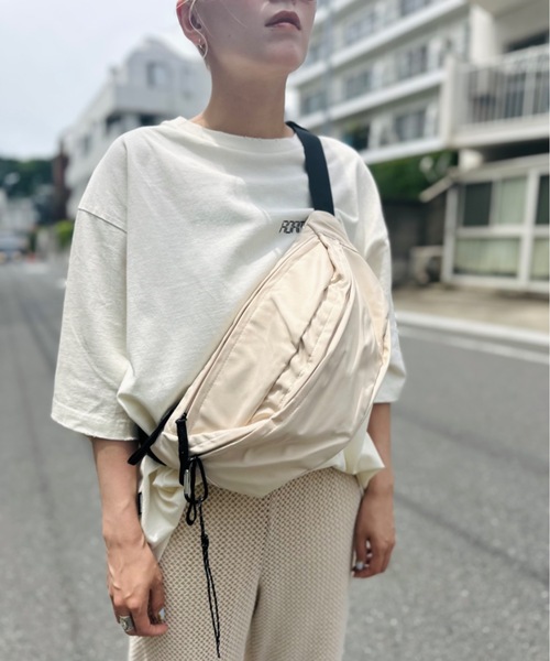 ALTROSE(アルトローズ)の「ALTROSE / ティムボディBAG / #250090(ボディバッグ/ウエストポーチ・レディース・ブラック/アイボリー/シルバー/カーキ/グレー/ベージュ・ONESIZE)」の13枚目の写真