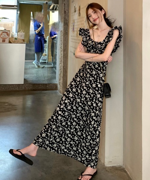 Sibra(シブラ)の「優雅にスタイルアップ。2WAYフリル襟花柄ワンピース(ワンピース・レディース・ブラック・M)」の7枚目の写真