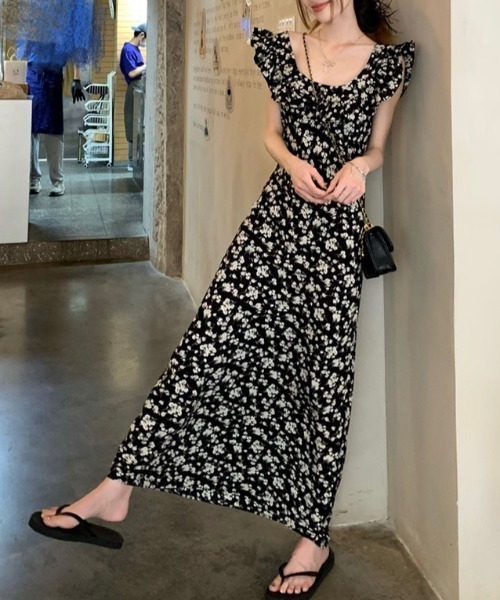 Sibra(シブラ)の「優雅にスタイルアップ。2WAYフリル襟花柄ワンピース(ワンピース・レディース・ブラック・M)」の2枚目の写真