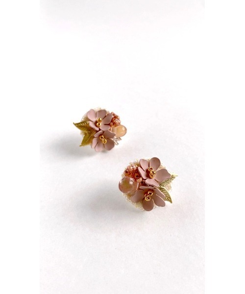 tone（トーン）の「【cheri】【金属アレルギー対応】ビーズ刺繍ピアス お花ピアス 花 立体刺繍 手刺繍 小ぶり ブーケ (MA)（ピアス（両耳用）・レディース・ピンク・FREE）」の9枚目の写真