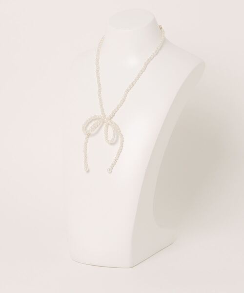Phoebe(フィービィー)の「リボンホワイトパールネックレス(ネックレス・レディース・ホワイト・FREE)」の3枚目の写真