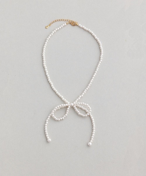 Phoebe(フィービィー)の「リボンホワイトパールネックレス(ネックレス・レディース・ホワイト・FREE)」の7枚目の写真