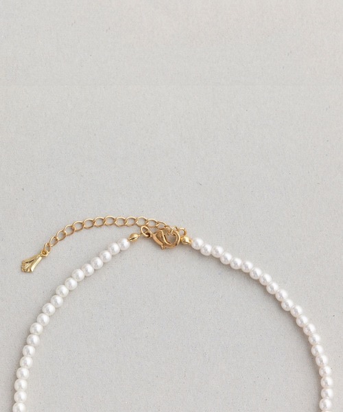 Phoebe(フィービィー)の「リボンホワイトパールネックレス(ネックレス・レディース・ホワイト・FREE)」の5枚目の写真