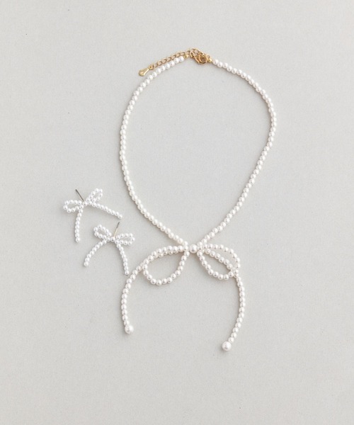 Phoebe(フィービィー)の「リボンホワイトパールネックレス(ネックレス・レディース・ホワイト・FREE)」の4枚目の写真