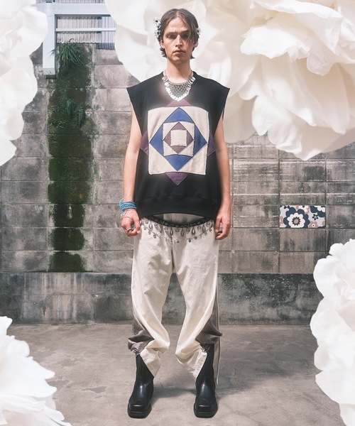 amok（アモク）の「PATCHWORK DETAIL NO SLEEVE（スウェット・メンズ・ブラック/ホワイト・S/M/L）」の4枚目の写真