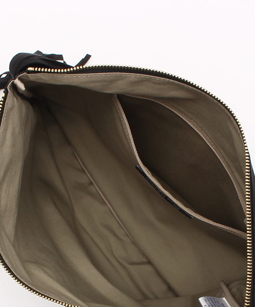 BARDOT ROSE（バルドロゼ）の「【BARDOT ROSE】フリンジチャームクラッチ（クラッチバッグ・レディース・アイボリー/ブラック/サックスブルー・FREE）」の9枚目の写真