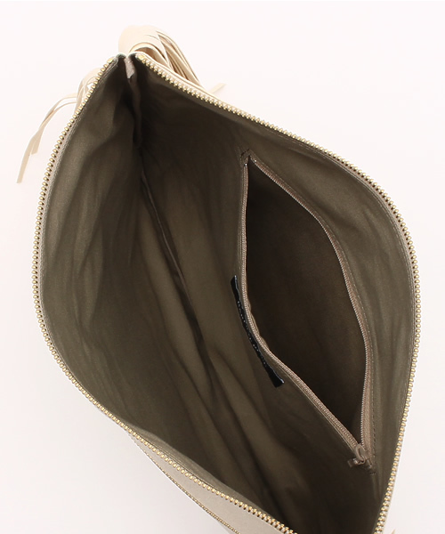 BARDOT ROSE（バルドロゼ）の「【BARDOT ROSE】フリンジチャームクラッチ（クラッチバッグ・レディース・アイボリー/ブラック/サックスブルー・FREE）」の12枚目の写真