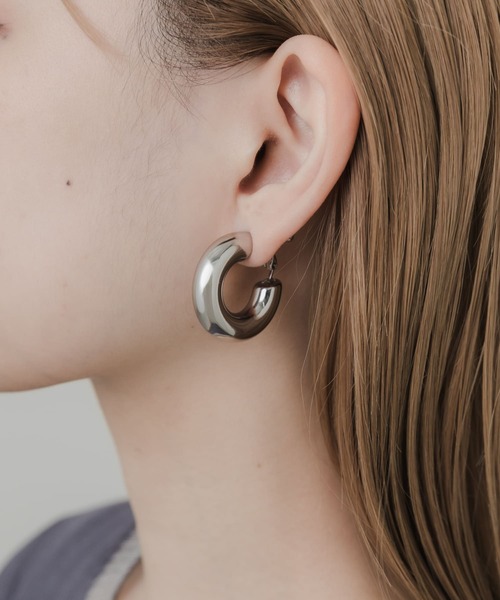 SMELLY(スメリー)の「ワイドメタルプックリフープイヤリング(イヤリング・レディース・シルバー・-)」の1枚目の写真