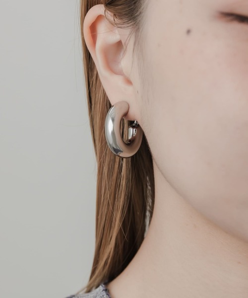 SMELLY(スメリー)の「ワイドメタルプックリフープイヤリング(イヤリング・レディース・シルバー・-)」の2枚目の写真
