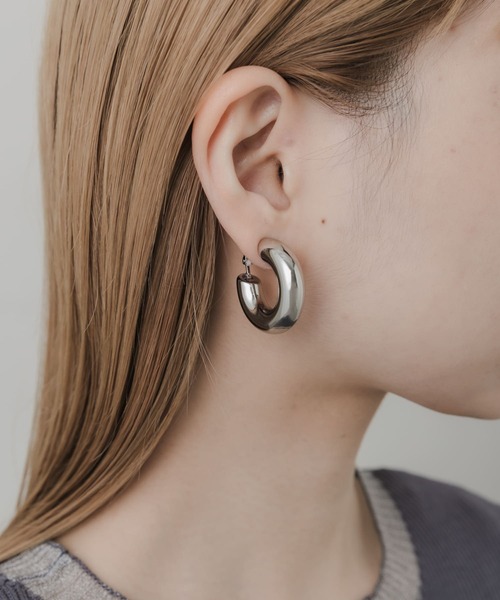 SMELLY(スメリー)の「ワイドメタルプックリフープイヤリング(イヤリング・レディース・シルバー・-)」の3枚目の写真