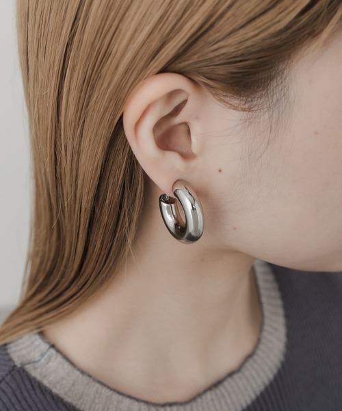 SMELLY(スメリー)の「ワイドメタルプックリフープイヤリング(イヤリング・レディース・シルバー・-)」の4枚目の写真