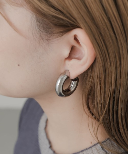 SMELLY(スメリー)の「ワイドメタルプックリフープイヤリング(イヤリング・レディース・シルバー・-)」の5枚目の写真