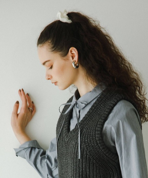 SMELLY(スメリー)の「ワイドメタルプックリフープイヤリング(イヤリング・レディース・シルバー・-)」の6枚目の写真