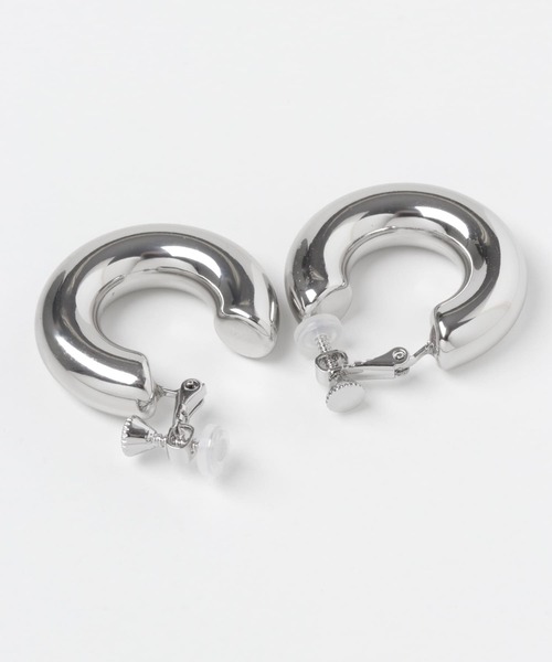 SMELLY(スメリー)の「ワイドメタルプックリフープイヤリング(イヤリング・レディース・シルバー・-)」の9枚目の写真