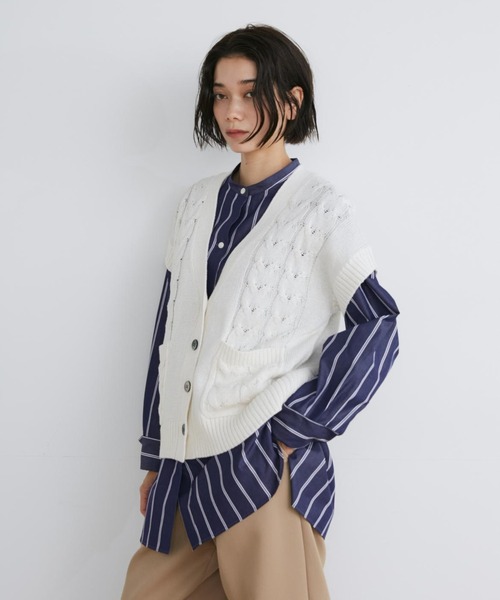 YVON(イヴォン)の「ケーブル柄Vネックニットジレ(カーディガン/ボレロ・レディース・アイボリー/サックスブルー・9号)」の2枚目の写真