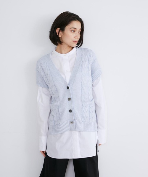 YVON(イヴォン)の「ケーブル柄Vネックニットジレ(カーディガン/ボレロ・レディース・アイボリー/サックスブルー・9号)」の11枚目の写真