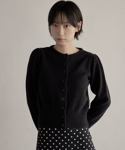 UNE MANSION（ユヌマンション）の「【UNE ORIGINAL】シルバーボタンリブショルダーパフぼかしニットカーディガン（ニット/セーター・レディース・ベージュ/ブラウン/レッド/グレー/モカ/ブラック・FREE）」の2枚目の写真