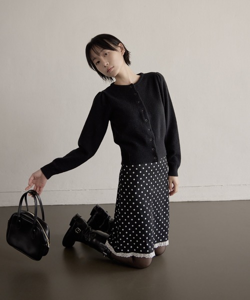 UNE MANSION（ユヌマンション）の「【UNE ORIGINAL】シルバーボタンリブショルダーパフぼかしニットカーディガン（ニット/セーター・レディース・ベージュ/ブラウン/レッド/グレー/モカ/ブラック・FREE）」の9枚目の写真