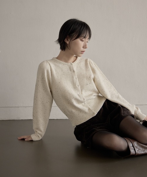 UNE MANSION（ユヌマンション）の「【UNE ORIGINAL】シルバーボタンリブショルダーパフぼかしニットカーディガン（ニット/セーター・レディース・ベージュ/ブラウン/レッド/グレー/モカ/ブラック・FREE）」の14枚目の写真