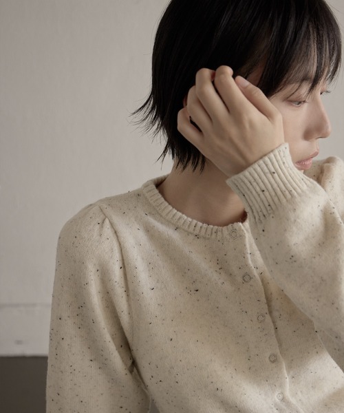UNE MANSION（ユヌマンション）の「【UNE ORIGINAL】シルバーボタンリブショルダーパフぼかしニットカーディガン（ニット/セーター・レディース・ベージュ/ブラウン/レッド/グレー/モカ/ブラック・FREE）」の16枚目の写真