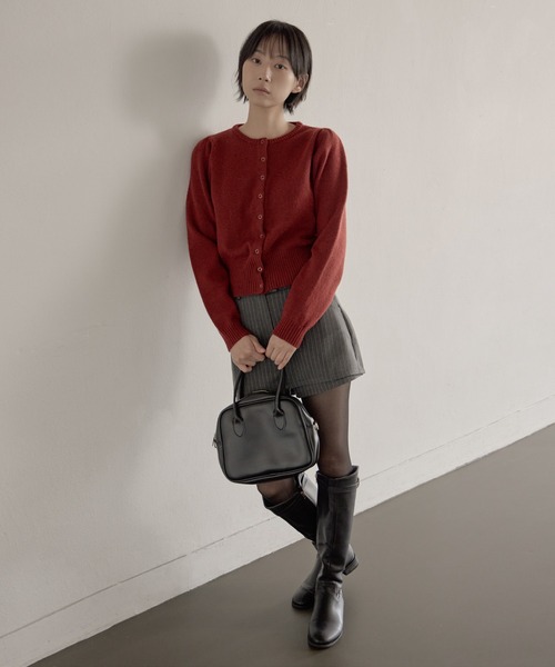 UNE MANSION（ユヌマンション）の「【UNE ORIGINAL】シルバーボタンリブショルダーパフぼかしニットカーディガン（ニット/セーター・レディース・ベージュ/ブラウン/レッド/グレー/モカ/ブラック・FREE）」の21枚目の写真