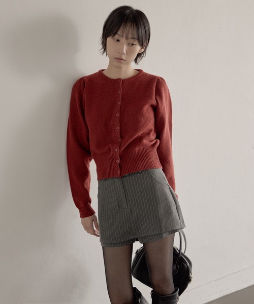 UNE MANSION（ユヌマンション）の「【UNE ORIGINAL】シルバーボタンリブショルダーパフぼかしニットカーディガン（ニット/セーター・レディース・ベージュ/ブラウン/レッド/グレー/モカ/ブラック・FREE）」の22枚目の写真
