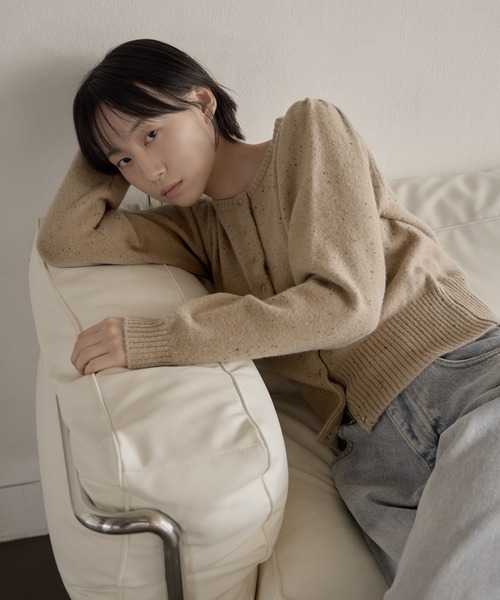 UNE MANSION（ユヌマンション）の「【UNE ORIGINAL】シルバーボタンリブショルダーパフぼかしニットカーディガン（ニット/セーター・レディース・ベージュ/ブラウン/レッド/グレー/モカ/ブラック・FREE）」の10枚目の写真