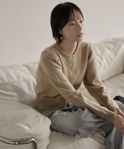 UNE MANSION（ユヌマンション）の「【UNE ORIGINAL】シルバーボタンリブショルダーパフぼかしニットカーディガン（ニット/セーター・レディース・ベージュ/ブラウン/レッド/グレー/モカ/ブラック・FREE）」の11枚目の写真