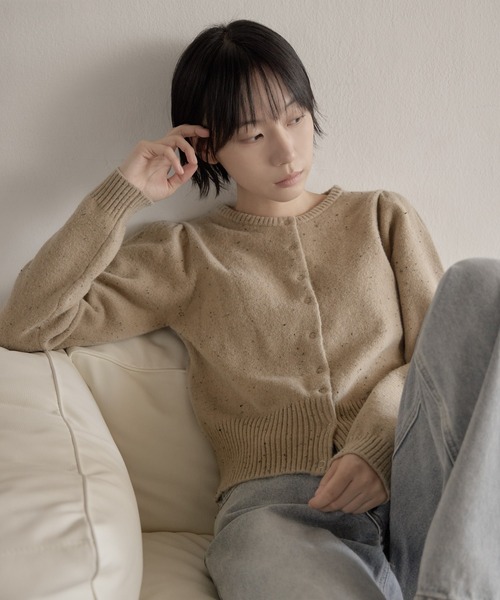 UNE MANSION（ユヌマンション）の「【UNE ORIGINAL】シルバーボタンリブショルダーパフぼかしニットカーディガン（ニット/セーター・レディース・ベージュ/ブラウン/レッド/グレー/モカ/ブラック・FREE）」の12枚目の写真