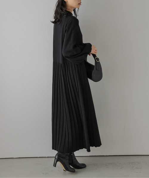 AMELY(エミリー)の「プリーツニットワンピース(ワンピース・レディース・モカ/カーキ/ブラック/グレー・フリー)」の11枚目の写真