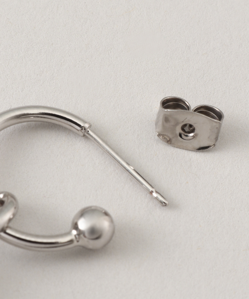 JUSTINE CLENQUET(ジュスティーヌクランケ)の「JUSTINE CLENQUET/ジャスティーヌ クランケ DARIA CRYSTAL EARRINGS(ピアス(両耳用)・レディース・シルバー・FREE)」の3枚目の写真