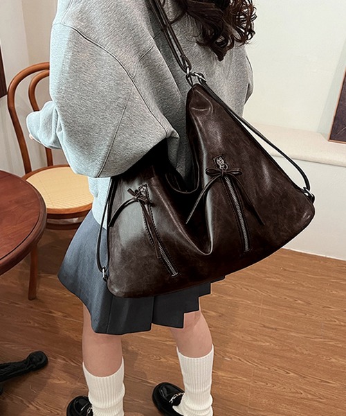 IRADOWL(アイラドール)の「リボンチャームヴィンテージ加工2wayバッグ(ショルダーバッグ・レディース・ブラック/ダークブラウン/キャメル・FREE)」の4枚目の写真
