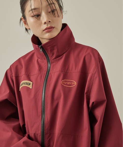 Snap club（スナップクラブ）の「【Snap club】ダブルロゴ刺繍 ドロストビッグスタンドジャケット（ブルゾン・レディース・レッド/ブラック・M/L）」の2枚目の写真